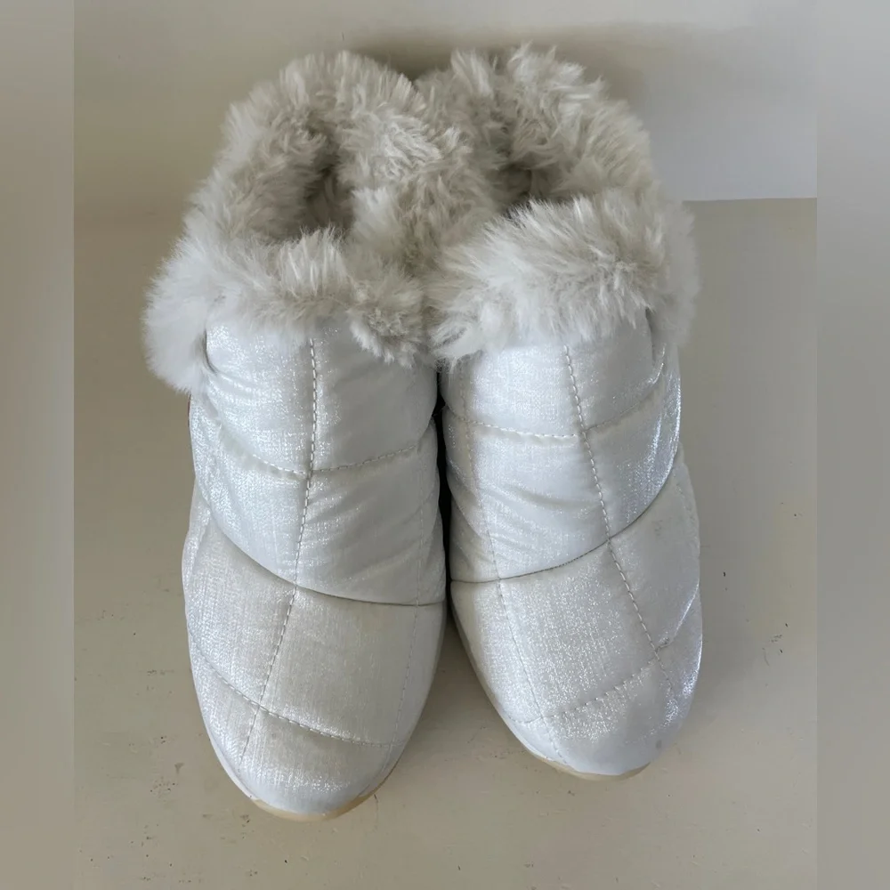 Spyder Conway Women's NWOT 9 fuzzy clogs slippers shoes wedge lily white